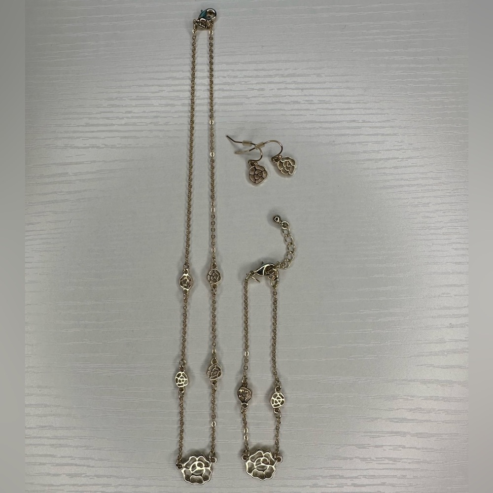 Avon Gold ‘Desert Rose’ Jewelry Set